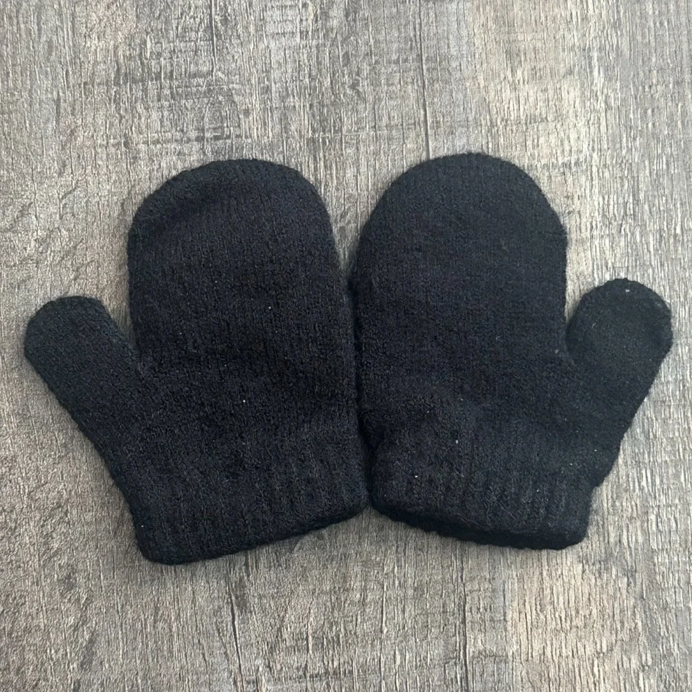 💞 Baby One Size Black Knit Mittens